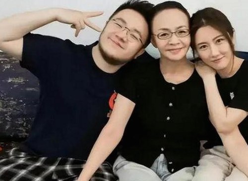微信吃瓜表情包风潮引发热议：网络文化新宠还是娱乐“洗脑”工具？